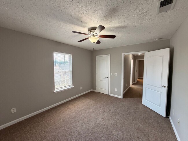 Building Photo - 3 BR, 2.5 BA, 2 Car Garage, Fenced in Backyard