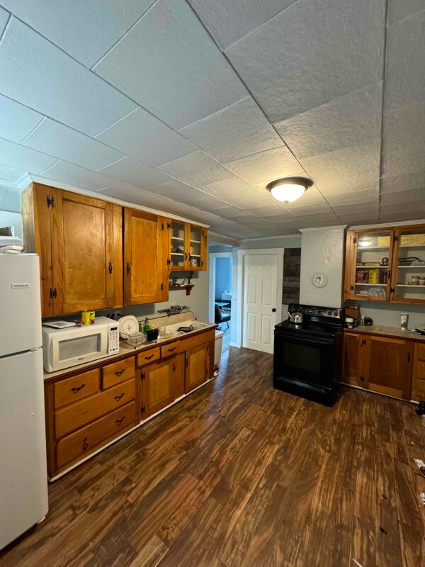 Building Photo - 461 Elm St