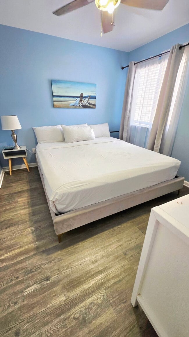 Building Photo - 924 W Beach Blvd