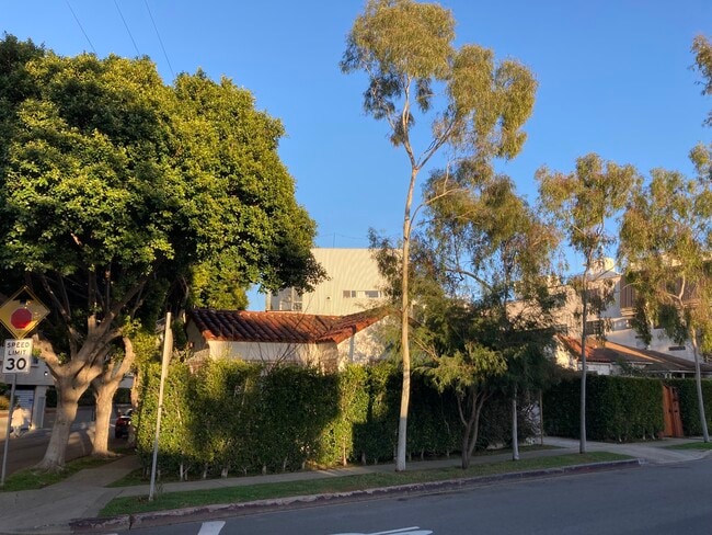 street facade - 3936 Beethoven St