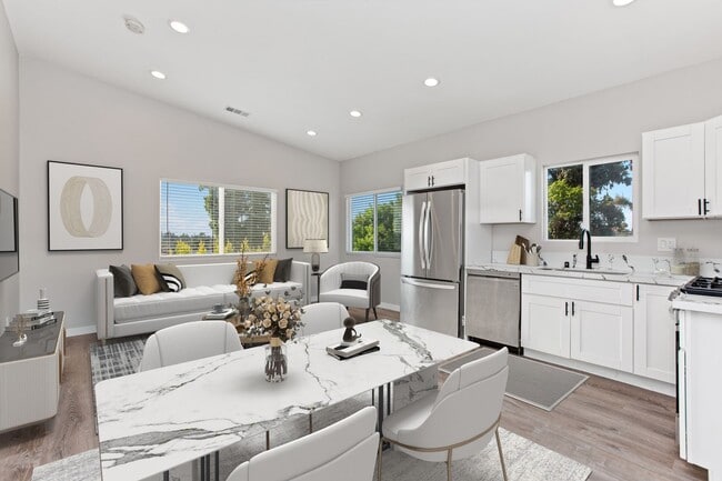 Building Photo - Private balcony + private patio!