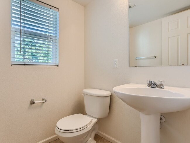 Building Photo - Amazing 2BR, 3BTH w/Garage in First Creek