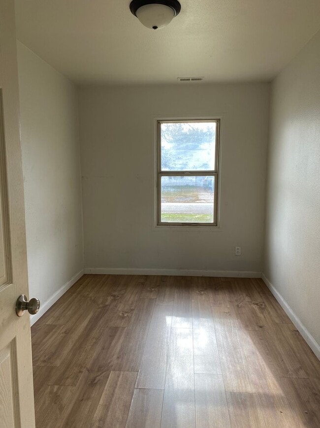 Building Photo - LIMITED TIME**NO APPLICATION FEE**1/2 OFF DEPOSIT**