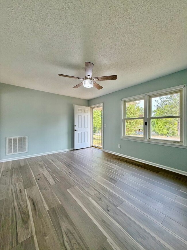 Building Photo - 3 Bedroom 1 Bath Home