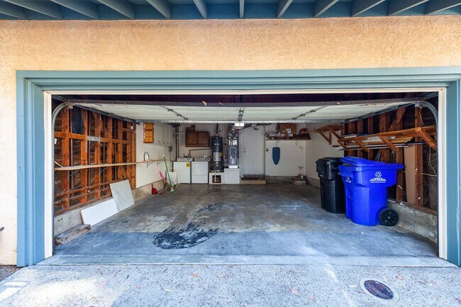 Building Photo - Spacious & Central 3BR/2.5 BA Town Home