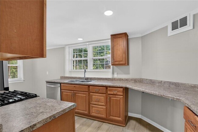 Building Photo - 1220 Roxboro Dr NE