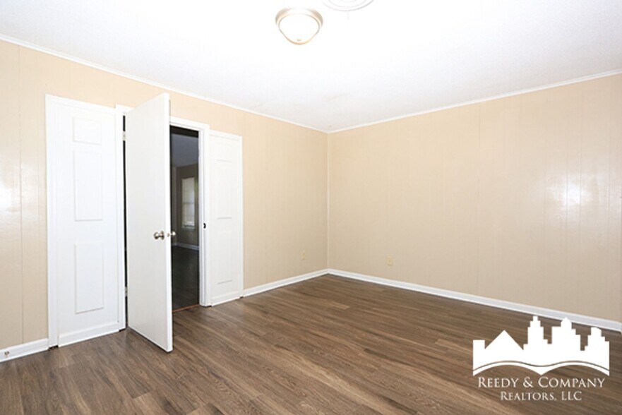 Building Photo - 3095 Normandy Dr