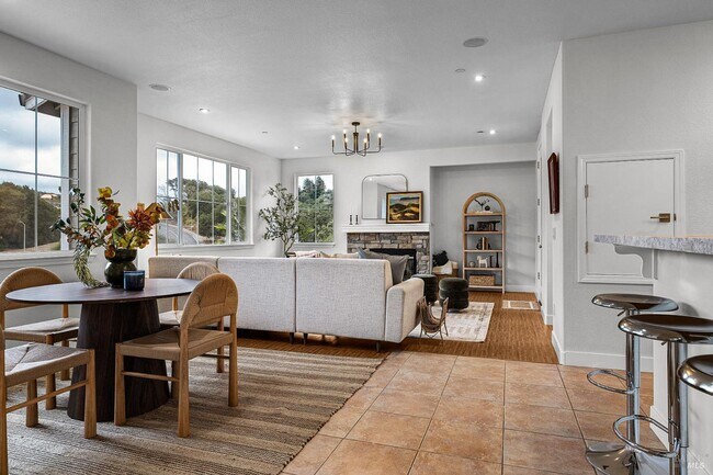 Building Photo - Luxury Living in Fountaingrove