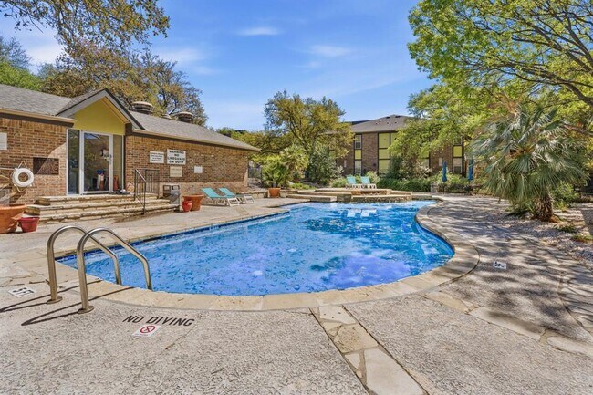 Building Photo - 7685 Northcross Dr
