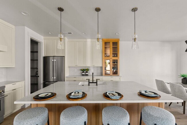 Building Photo - Exquisite Town home living: Bends desirabl...