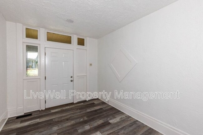 Building Photo - 2427 30th St SW