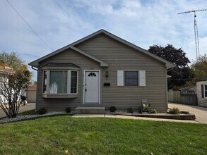 Building Photo - Southside Kenosha 4 bedroom