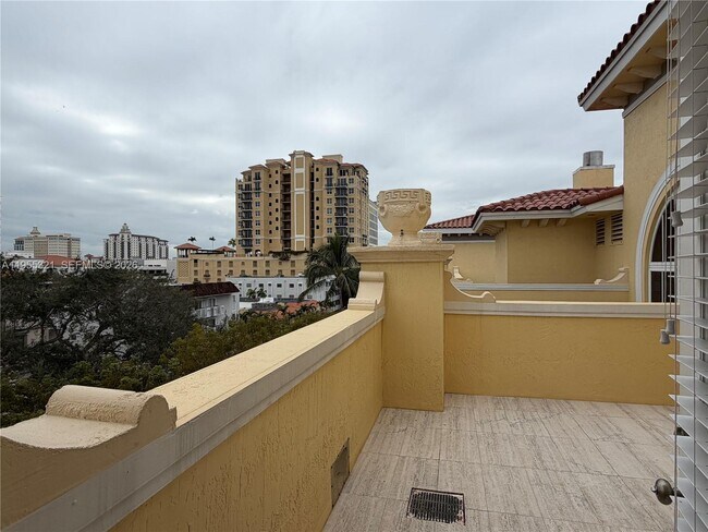 Building Photo - 107 Mendoza Ave