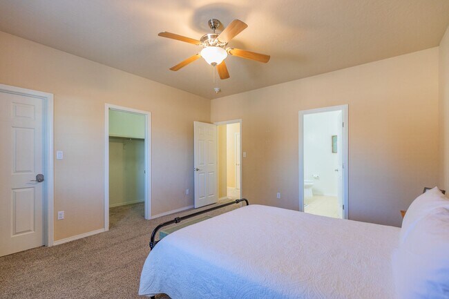 Building Photo - 3 Bed 2 Bath Fully Furnished Home - Pet Fr...