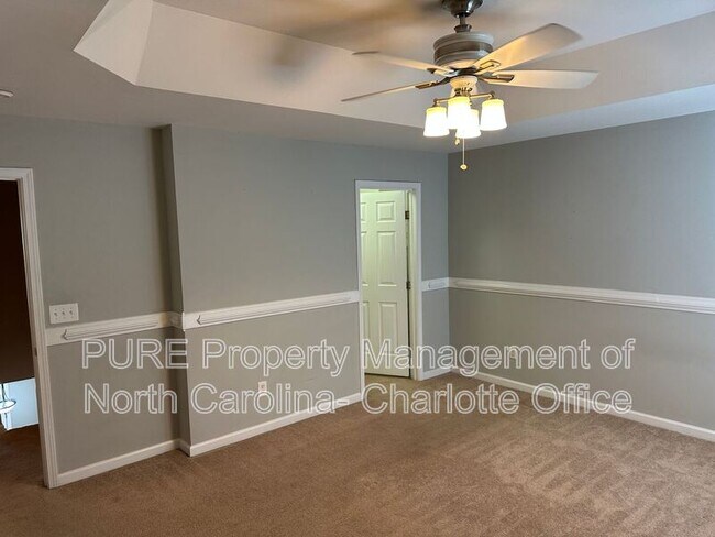 Building Photo - 6033 Queens Walk Ct