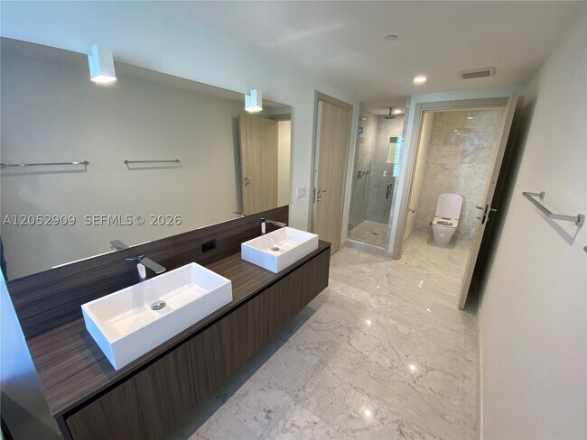 Building Photo - 1000 Brickell Plaza