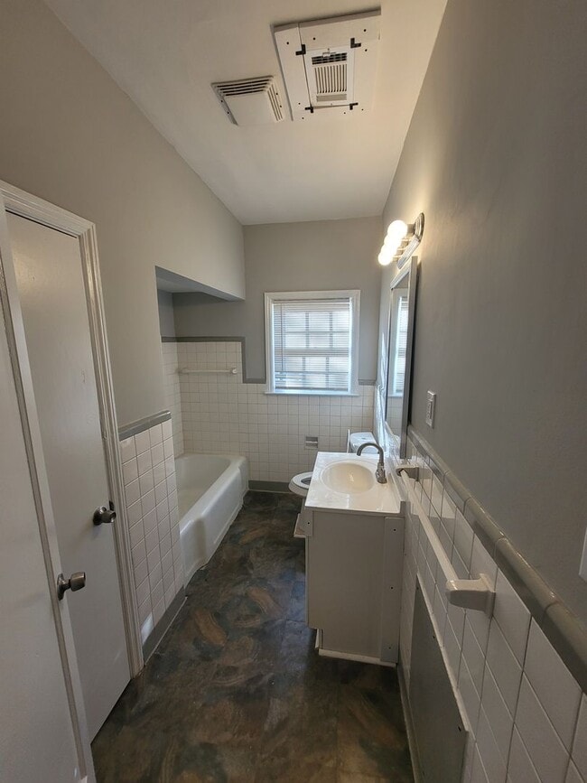 Building Photo - 2400 Bell St