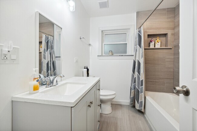 Building Photo - 5565 W Gladys Ave