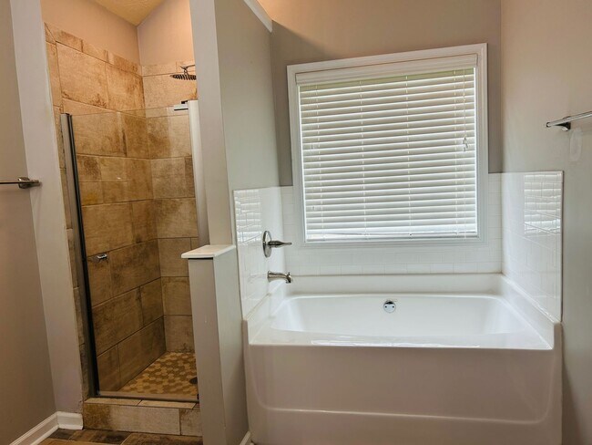 Building Photo - Beautiful 4 bedroom, 2.5 bathroom home in ...