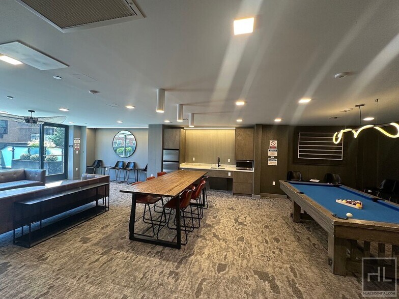Building Photo - Beautiful Studio Apartment In Flushing! $2...