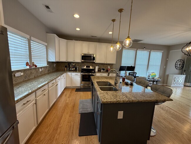 Building Photo - 8049 Ellendale Dr