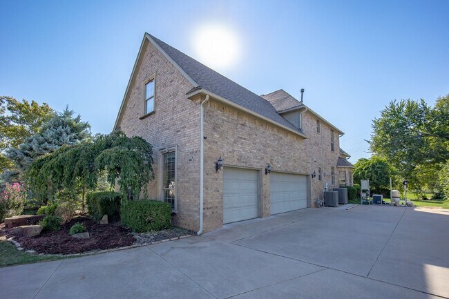 Building Photo - Executive (5) Bed/(4.5) Bath + Study Avail NOW! Must-See Amenities!