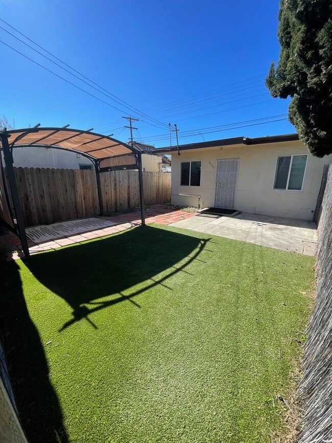 Building Photo - 4528-32 Bancroft St