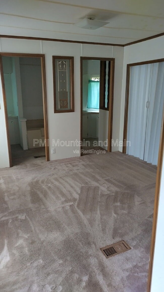 Building Photo - 8 Shuckers Ln
