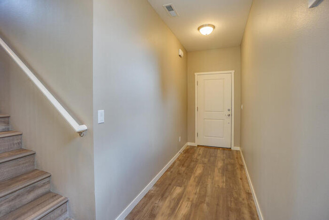 Building Photo - NEWER FOUR BEDROOM NEAR HAZEL DELL