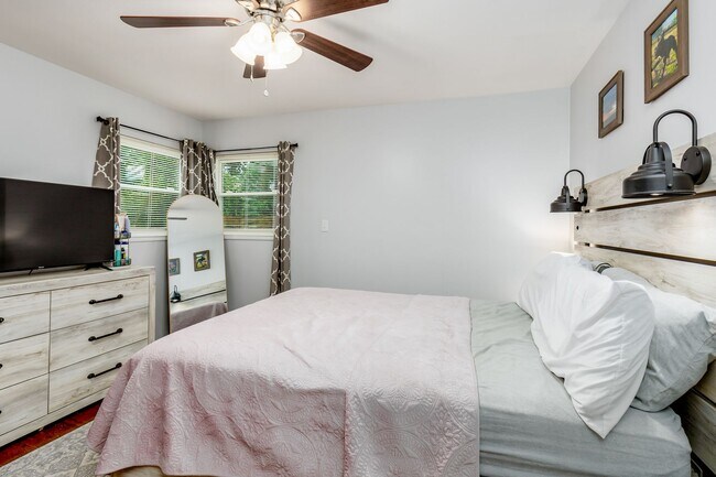 Building Photo - Charming 3-Bedroom Coastal Home in the Hea...