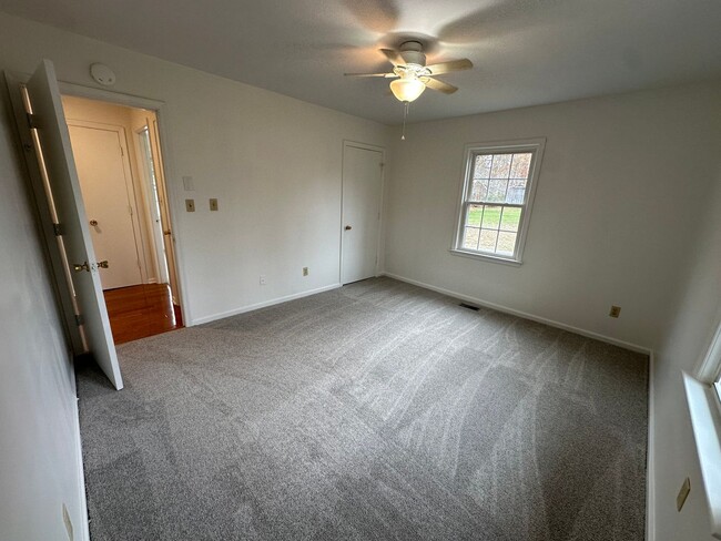 Building Photo - Beautiful apartment in Concord area! Half ...