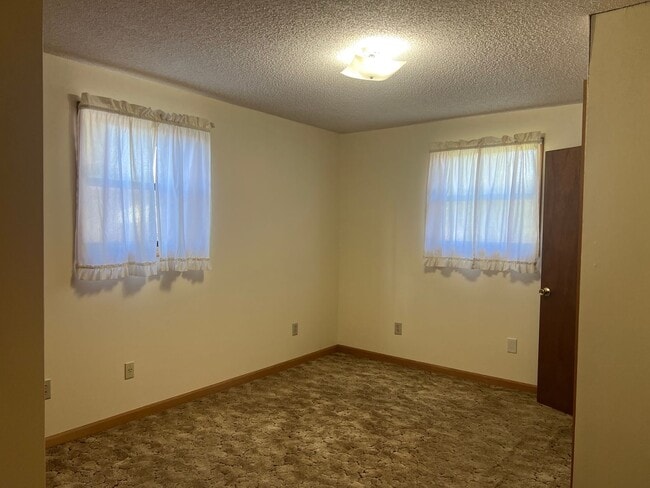Building Photo - 2 bedroom, 1.5full bath House for rent on ...