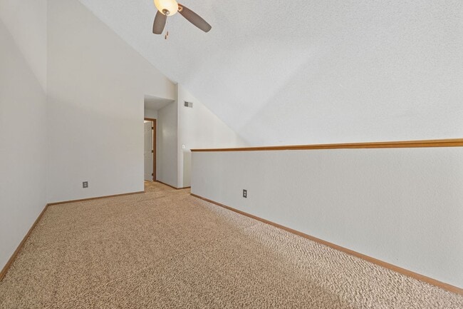 Building Photo - Spacious 3BR/3BA Condo w/ Loft & Vaulted Ceilings!