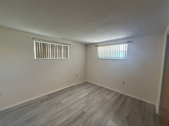 Building Photo - Beautiful 2 bedroom home with fenced in backyard