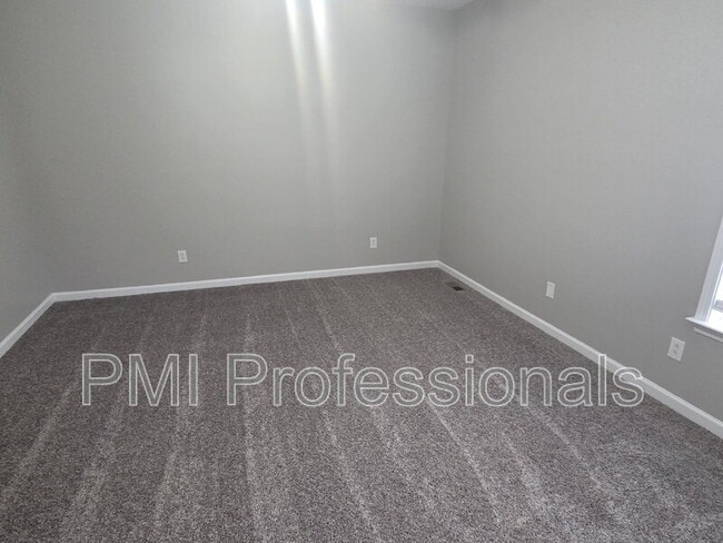 Building Photo - 617 Rambush Dr