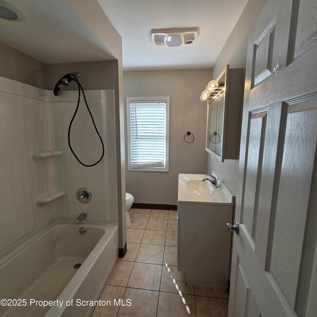 Building Photo - 1165 W Elm St