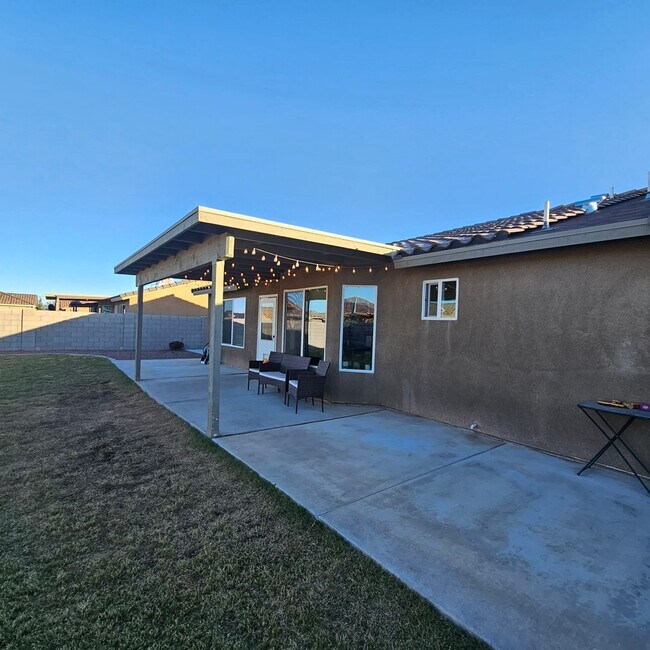 Building Photo - Solar home for Rent!