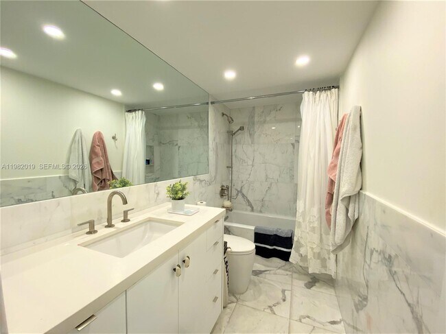 Building Photo - 1121 Crandon Blvd