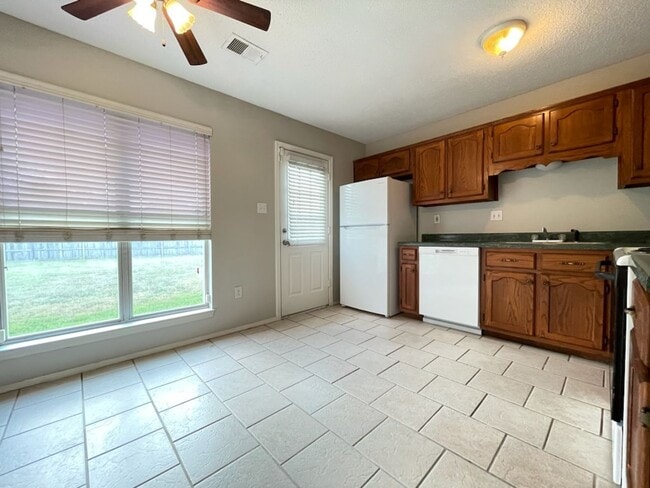 Building Photo - Magnolia Subdivision, quiet street
