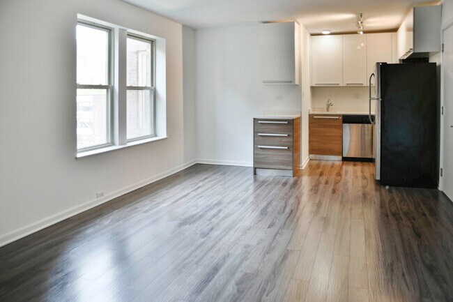 Primary Photo - 925 W Carmen Ave