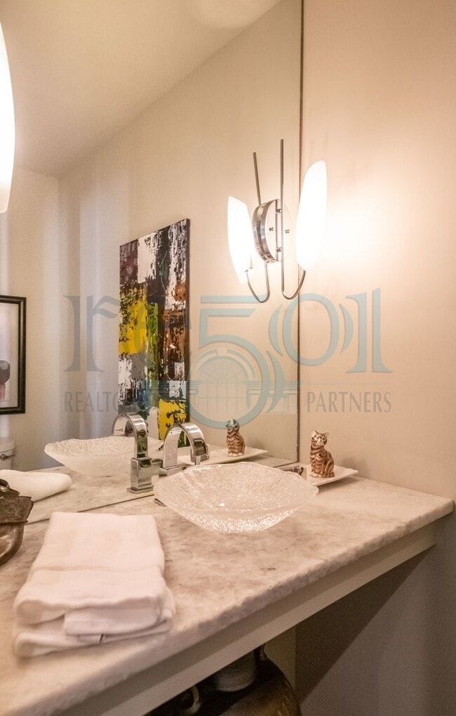 Building Photo - Elegant, updated Pleasant Valley townhome in the heart of WLR