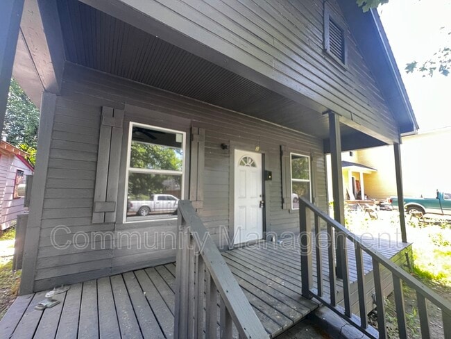 Building Photo - 627 Iberville St