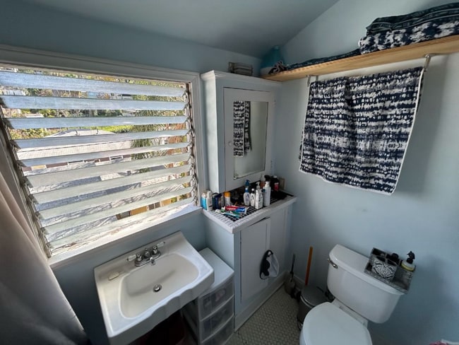 Building Photo - 1549 Rendall Pl