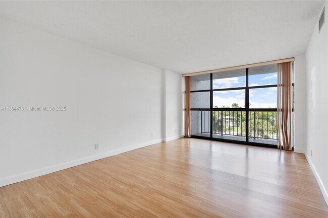 Building Photo - 600 Parkview Dr