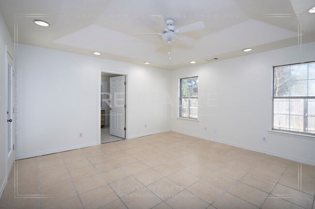 Building Photo - Lovely 3 Bed 2 Bath Brick Home Just Minutes from the Beach!