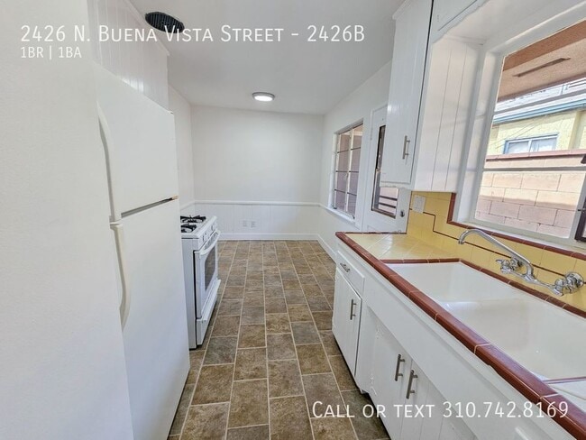 Building Photo - 2426 N Buena Vista St