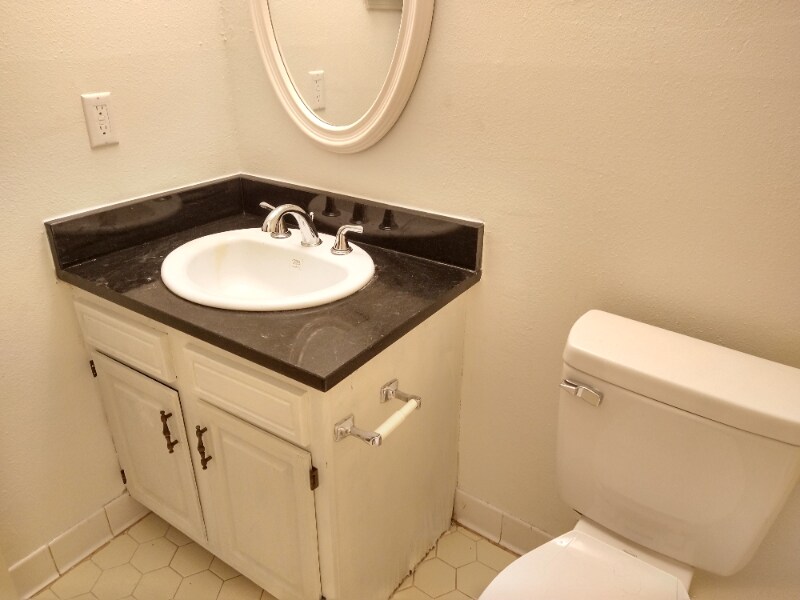 Building Photo - 6204 Mitchell Ave