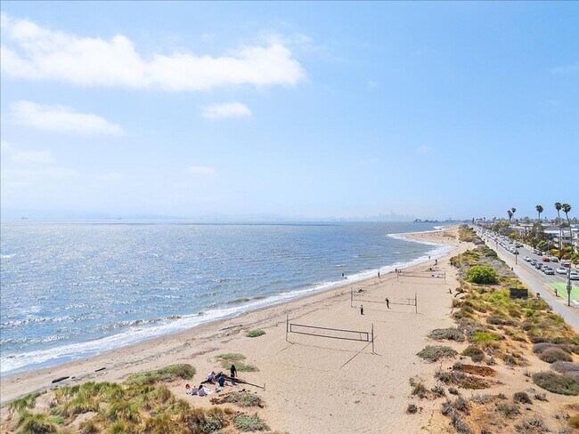 Building Photo - 2101 Shoreline Dr