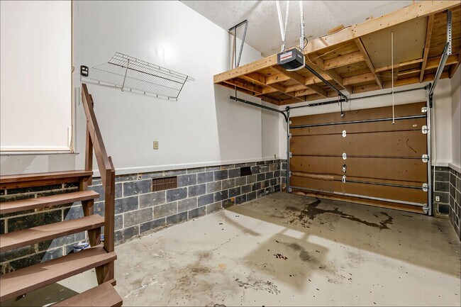 Building Photo - Bright 2-Bedroom Townhouse with Garage & Pool on Tunnel Road