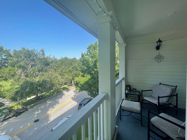 Building Photo - 601 Campus St